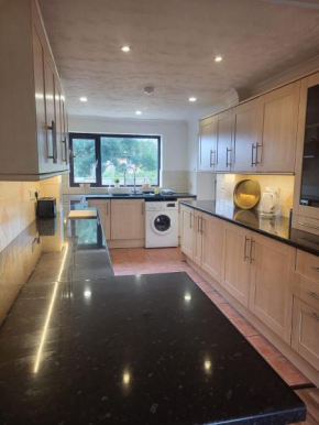Spacious 4 Bed Family Retreat in the Heart of Weymouth Close to Beaches & Attractions